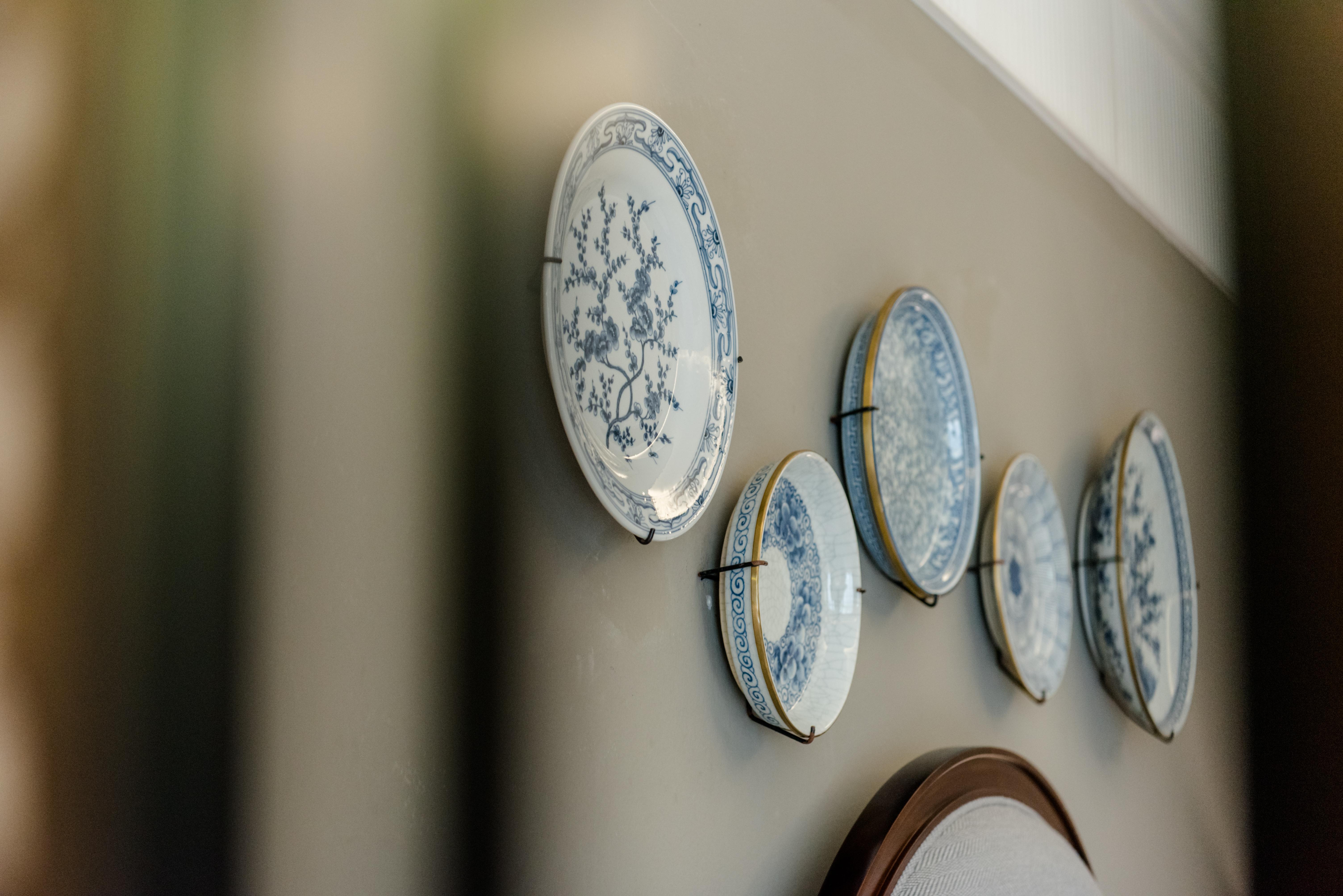Marina Gallery Resort-Kacha-Kalim Bay - Sha Plus Patong Exterior foto A collection of plates mounted on a wall
