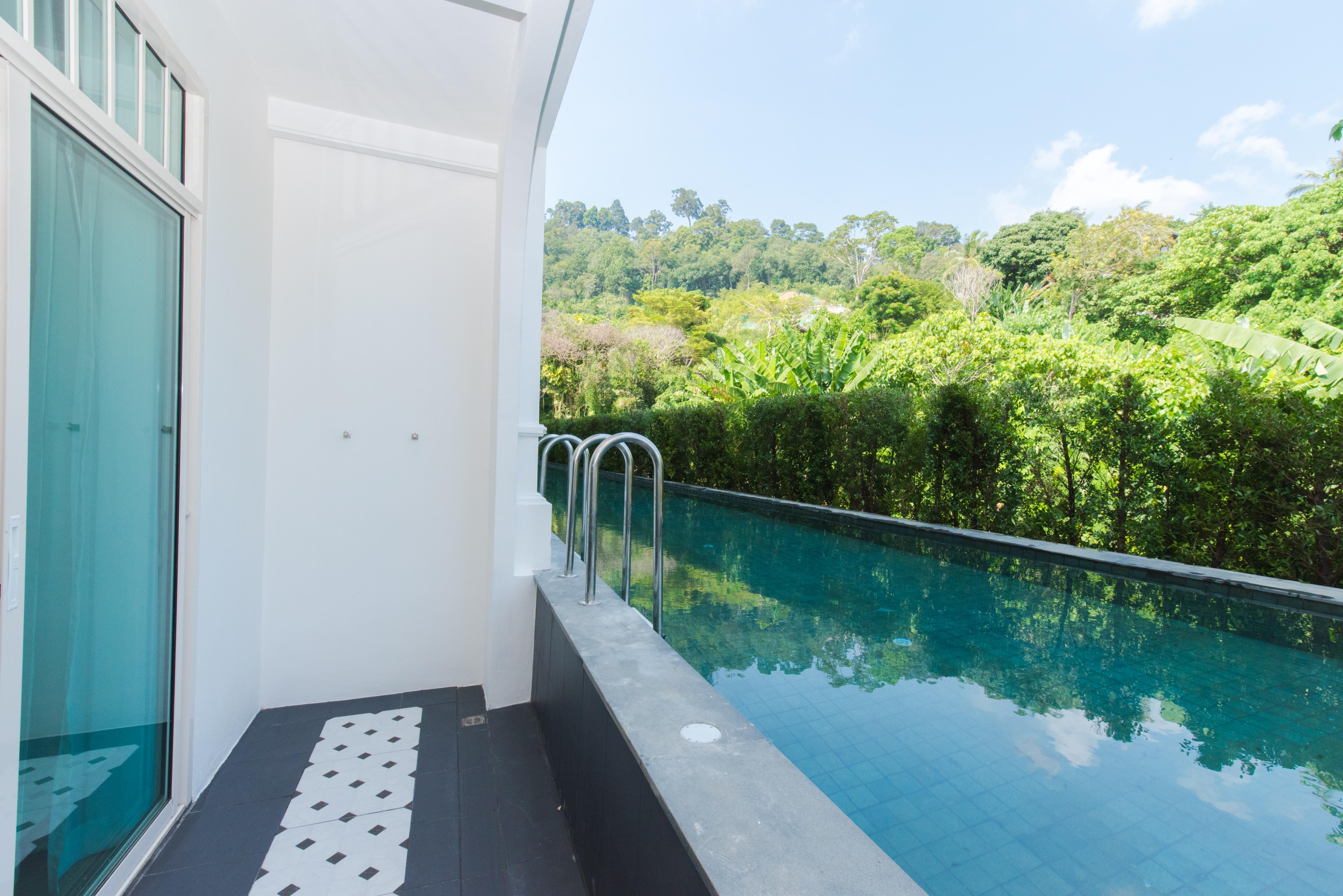 Marina Gallery Resort-Kacha-Kalim Bay - Sha Plus Patong Exterior foto A lap pool in a private house